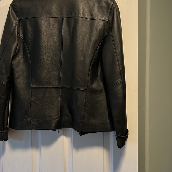 Woman leather jacket. Size small. - Picture 6 of 7